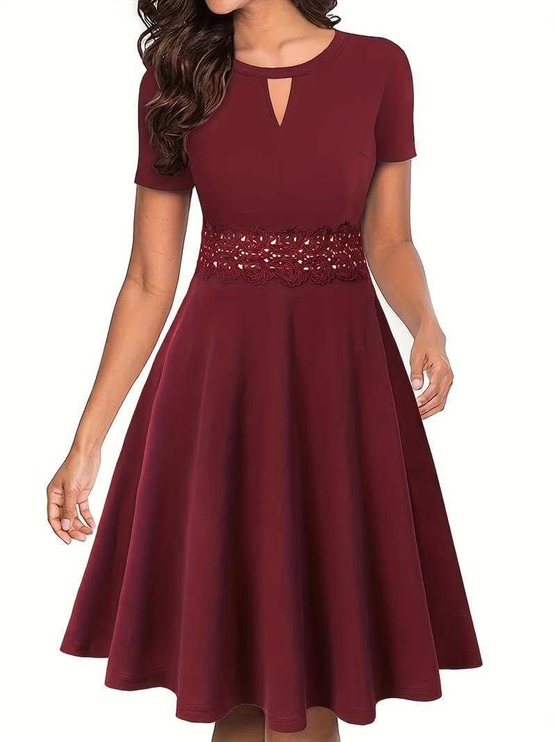 Robe Bleue avec Détails en Dentelle et Coupe Cintrée