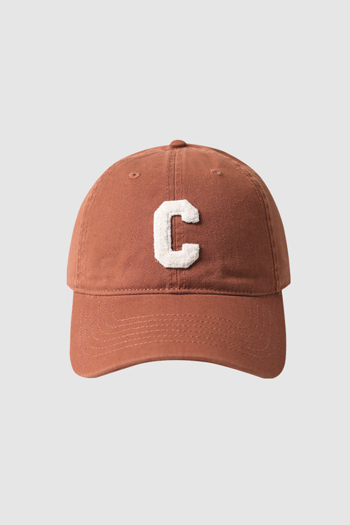 Casquette brodée avec la lettre C