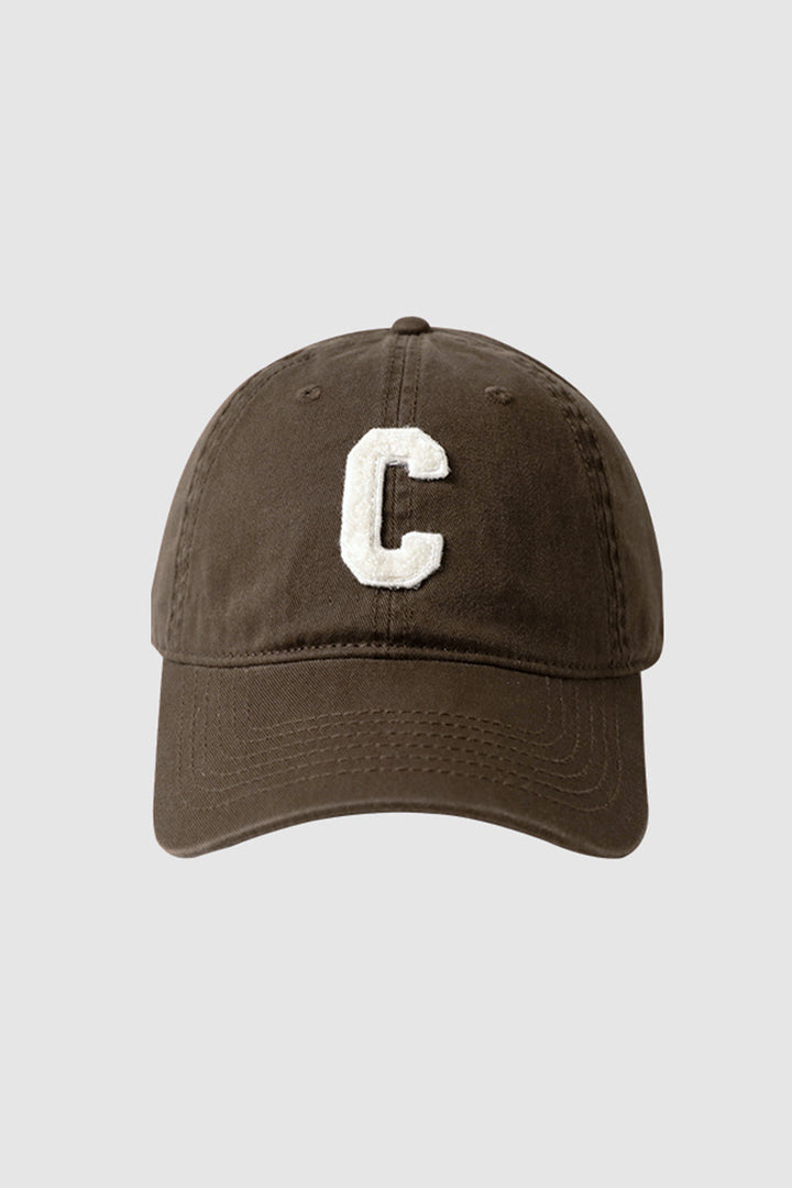 Casquette brodée avec la lettre C