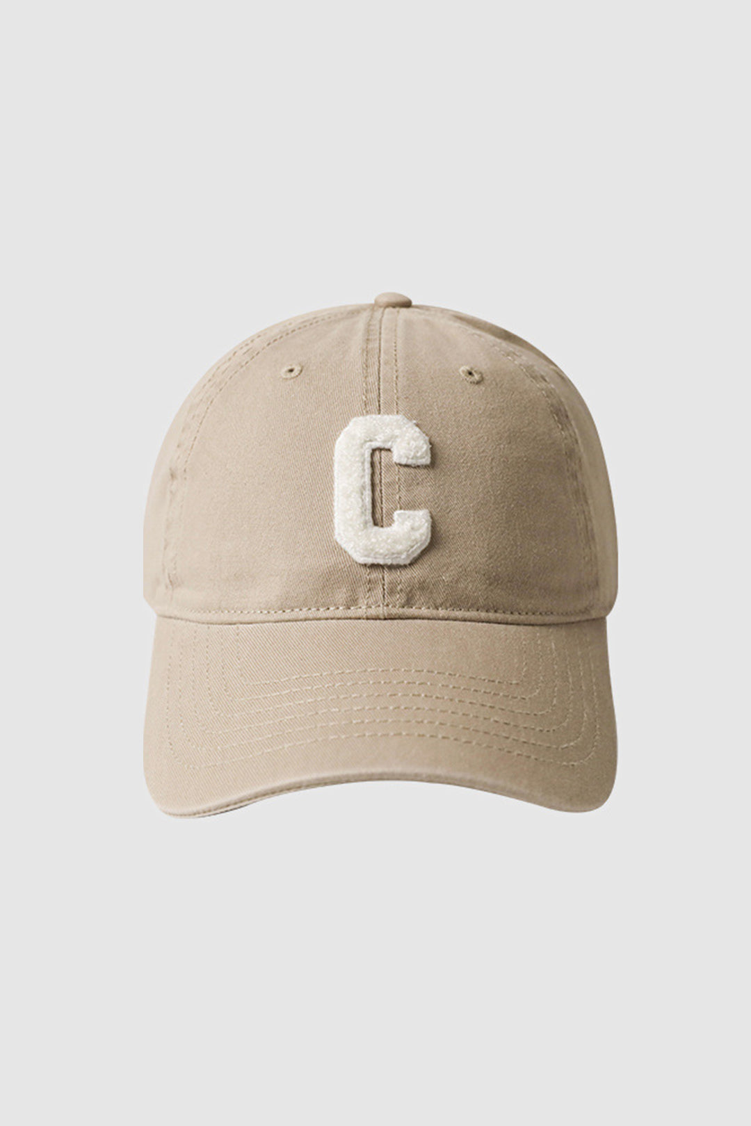Casquette brodée avec la lettre C