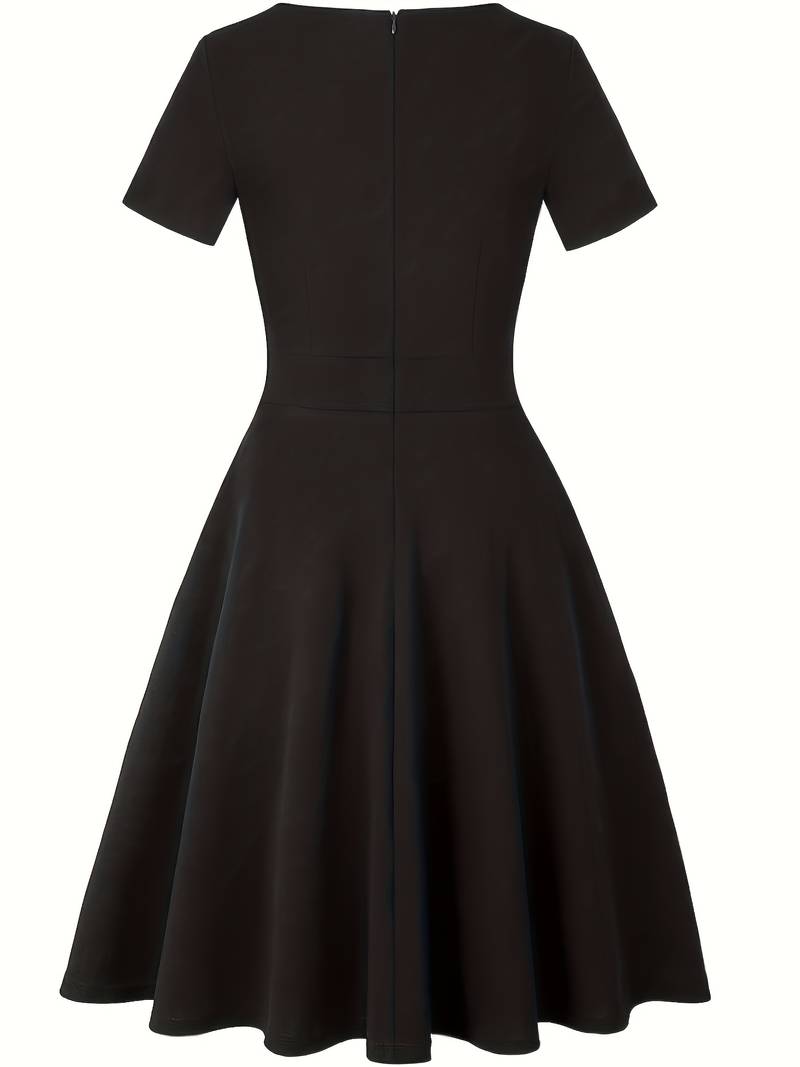 Robe Bleue avec Détails en Dentelle et Coupe Cintrée