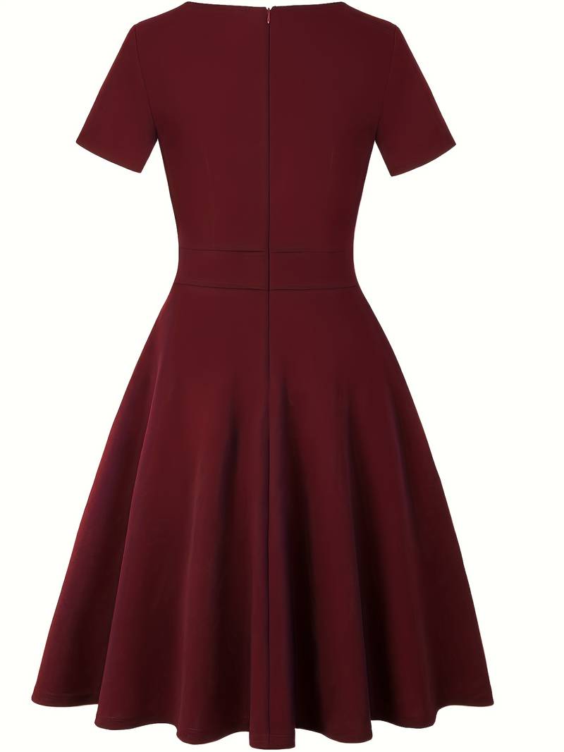 Robe Bleue avec Détails en Dentelle et Coupe Cintrée