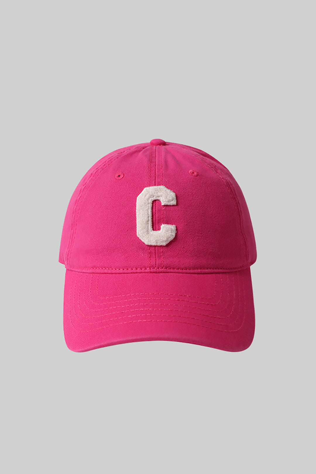 Casquette brodée avec la lettre C