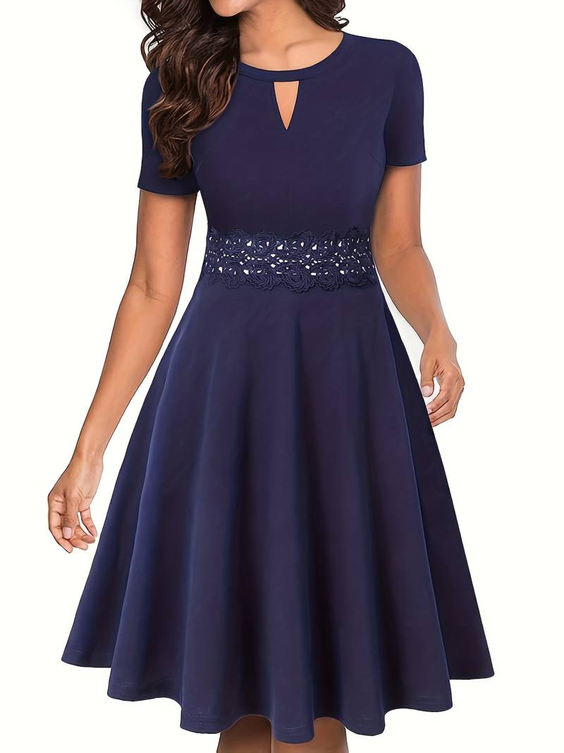 Robe Bleue avec Détails en Dentelle et Coupe Cintrée