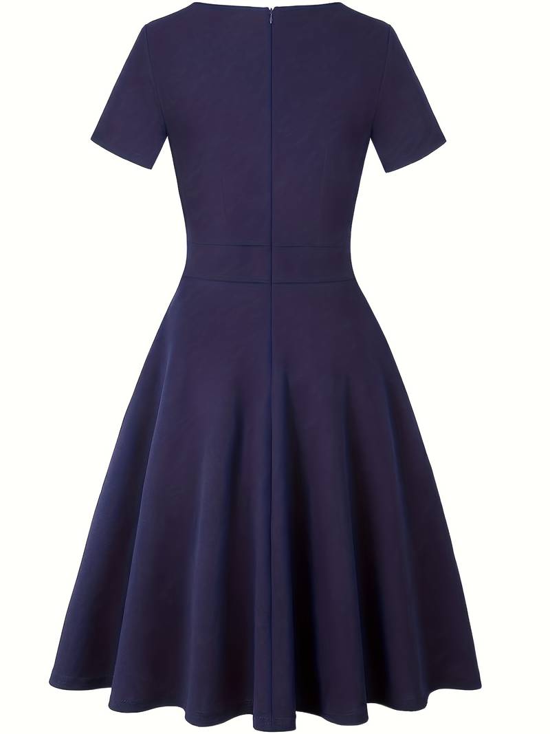 Robe Bleue avec Détails en Dentelle et Coupe Cintrée