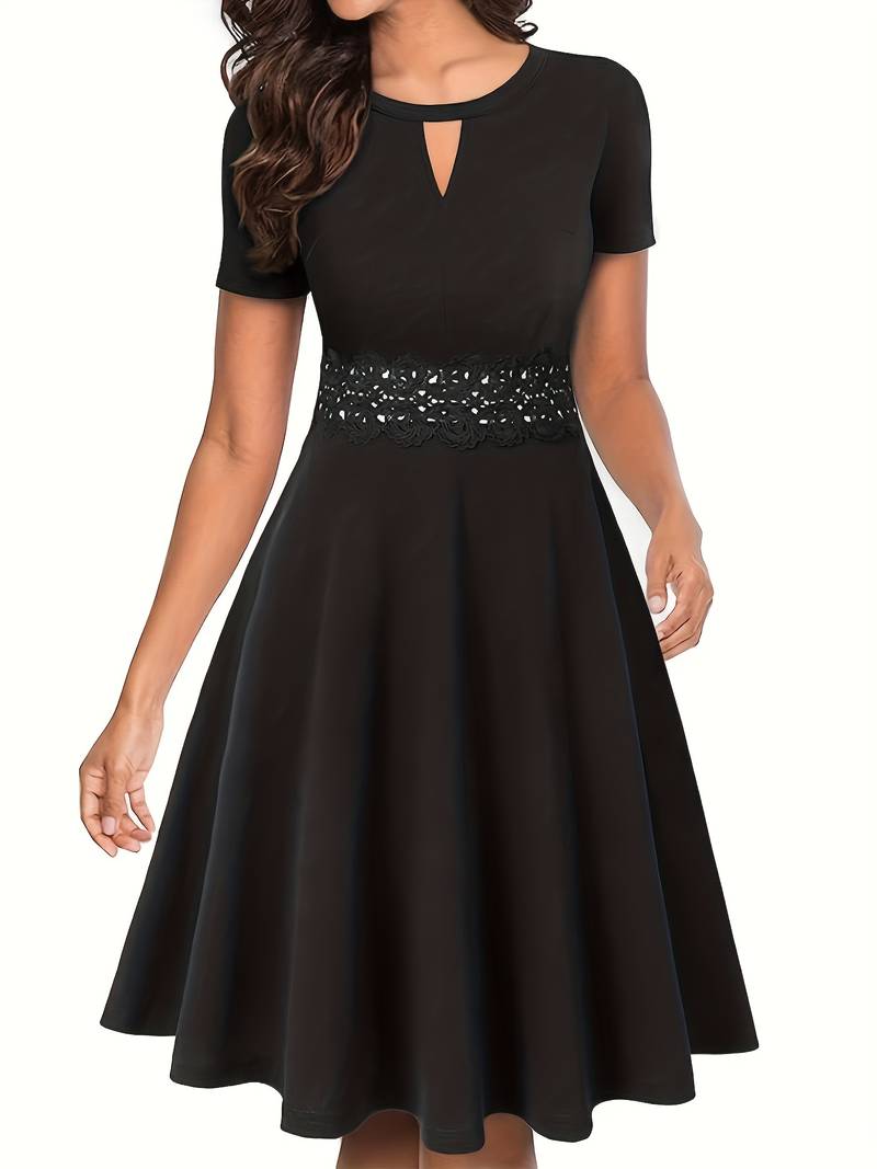 Robe Bleue avec Détails en Dentelle et Coupe Cintrée